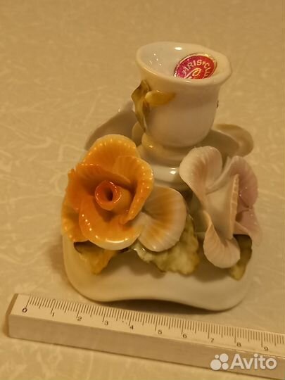 Фарфоровый подсвечник с ажурными апликациями роз