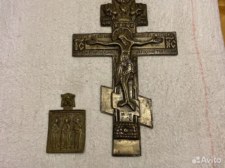Распятие и иконка святой троицы
