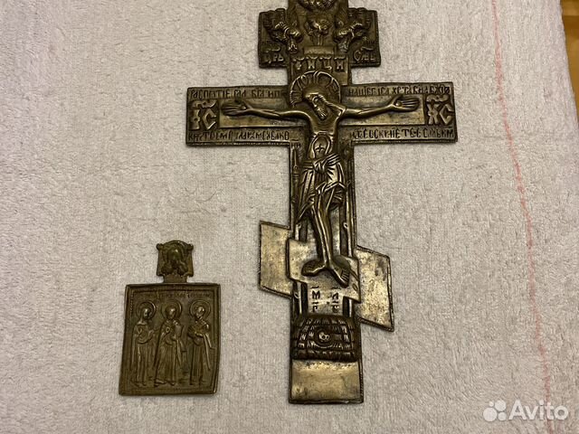 Распятие и иконка святой троицы