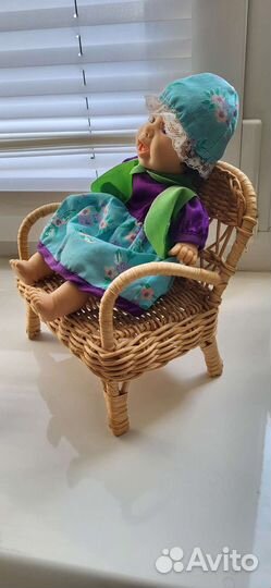 Кукла с человеч.мимикой в плетеном кресле