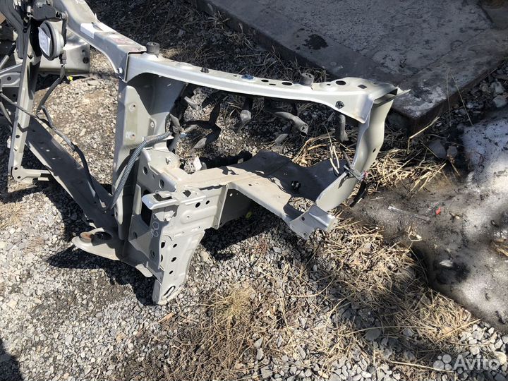 Панель/рамка радиатора Toyota Avensis AZT250