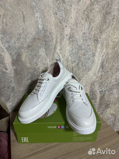 Кроссовки женские