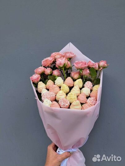 Букет из клубники в шоколаде и кустовых роз