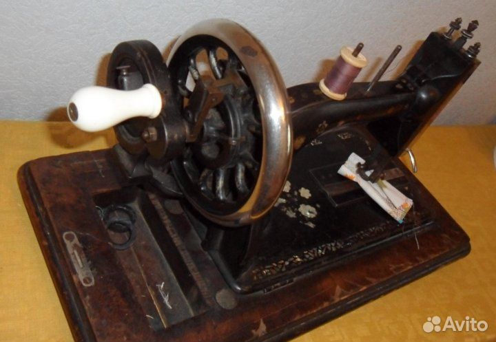 Швейная машинка фирмы Хауман. Рабочая