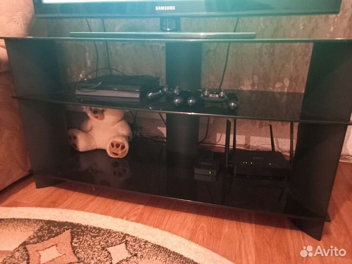 Стеклянная тумба под тв