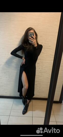 Платье с разрезом на ноге