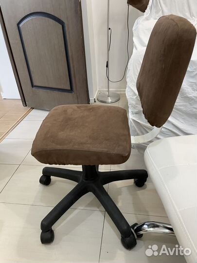 Стул для мастера маникюра на колесиках