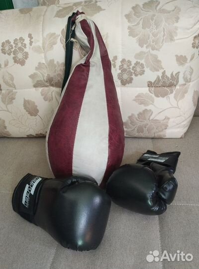 Боксерские перчатки и груша
