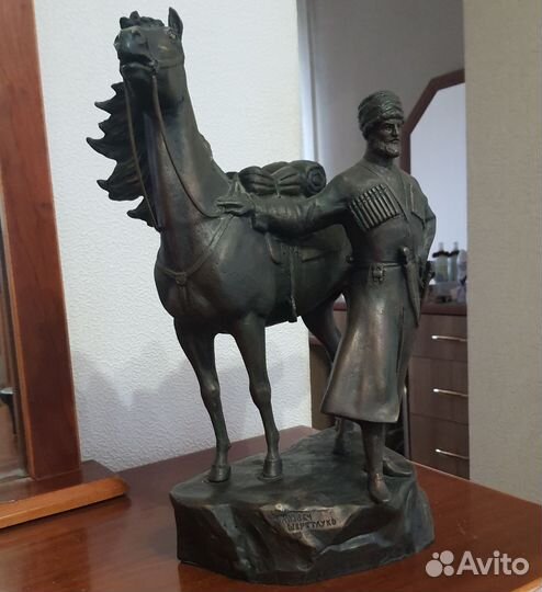 Статуэтка в бронзовая