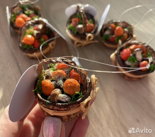 Ватная елочная игрушка Корзинка с грибами