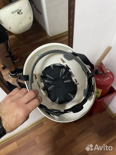 Каска альпинистская