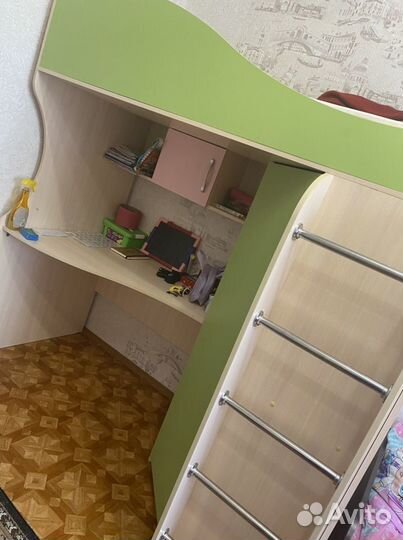 Кровать чердак со столом и шкафом