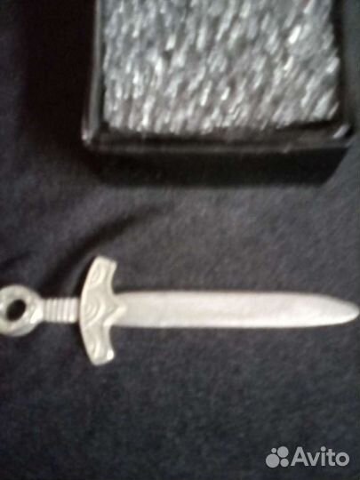 Амулет Бусов меч