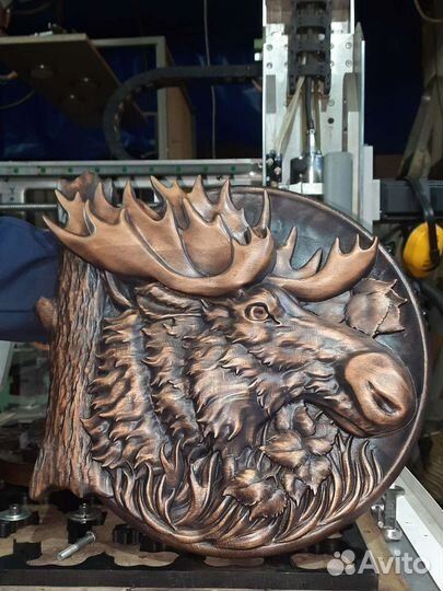 Резное панно из дерева