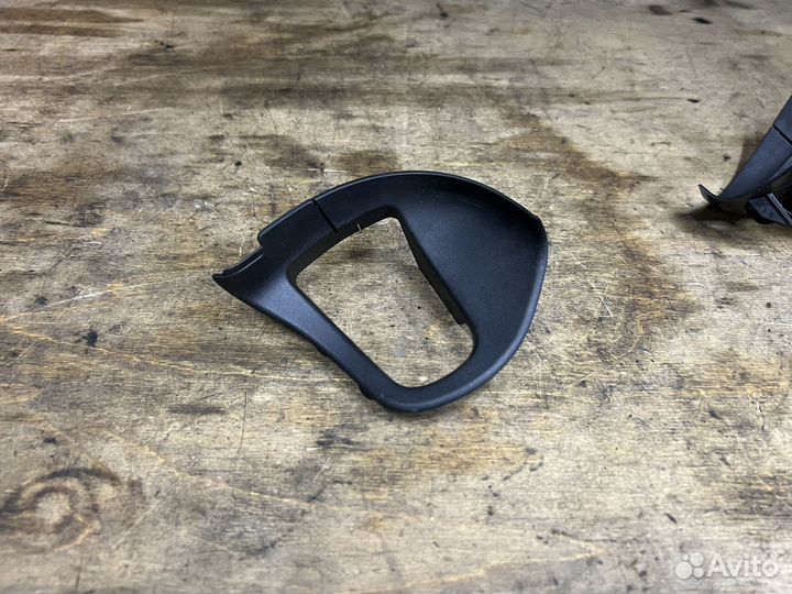 Накладка правая петли багажника BMW G30