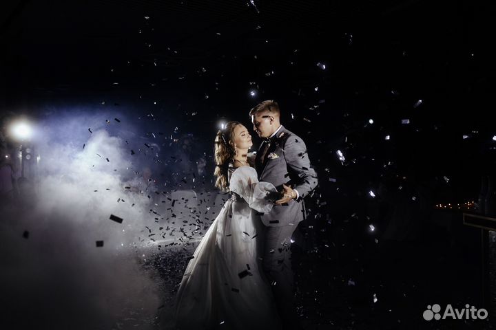 Тяжелый низкий дым свет на свадьбу конфетти фонтан