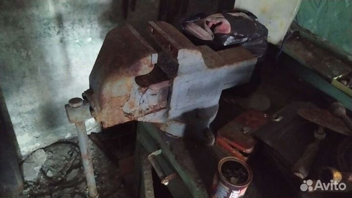 Верстак с тисками