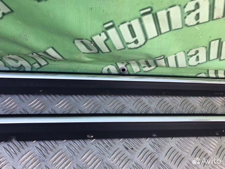 Молдинг стекла правый Audi A6 C5 avant 2.5TDI AKE