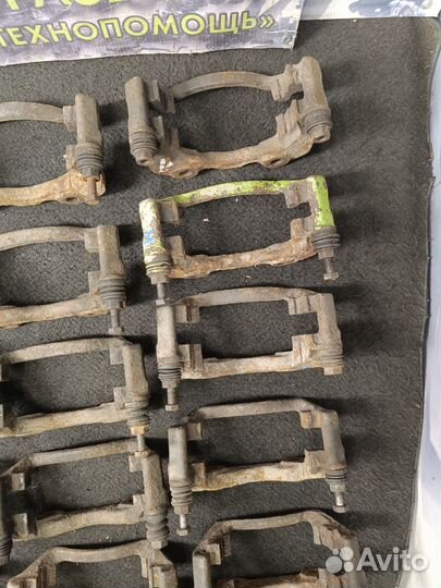 Скоба суппорта переднего Volkswagen Passat в3