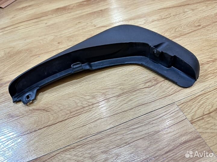 Брызговик передний правый Ford Focus 2