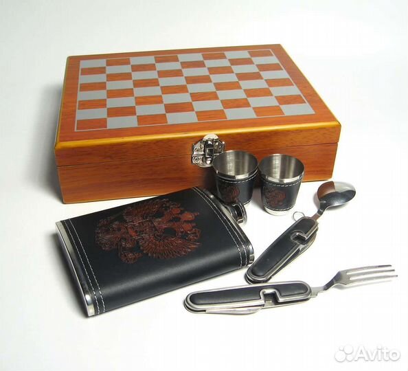 Походный подарочный набор, шахматы с флягой