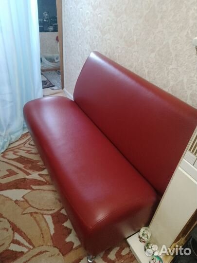 Бордовый диван б.у