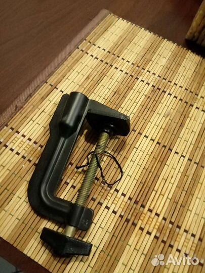 Люминицентная лампа и держатель для книг, тетрадей