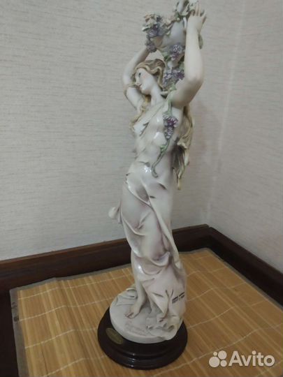 Статуэтка G. Armani леди Сирень и Розы фарфор