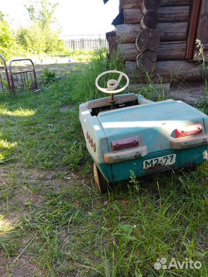 Детская педальная машинка