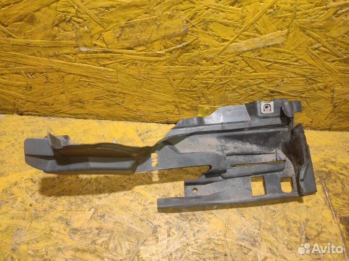 Накладка на крыло правая Ford Focus 3 CB8 1 L