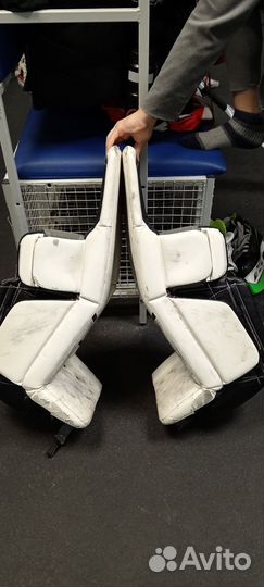 Вратарский хоккейный шлем