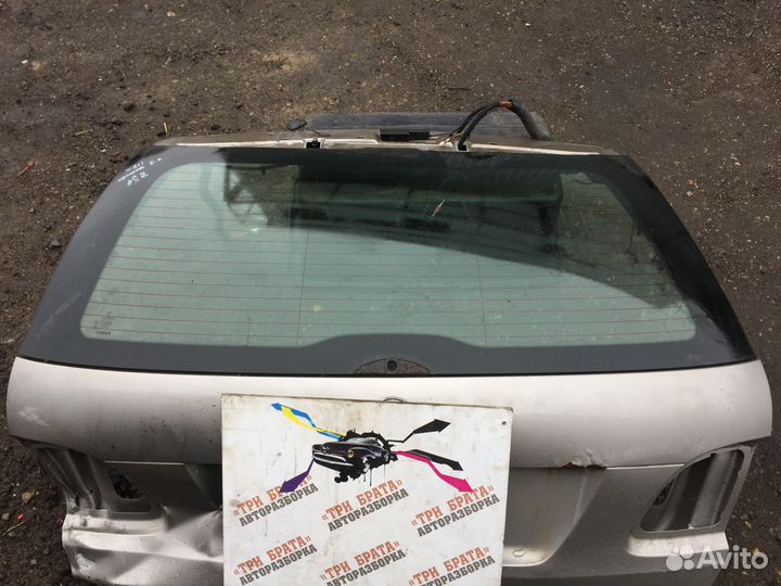 Мерседес E-Класс Стекло крышки багажника