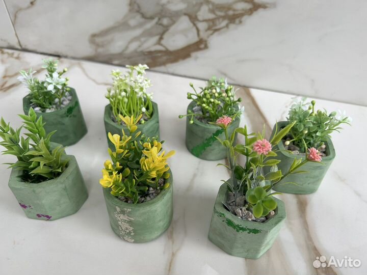 Искусственные цветы в гипсовом горшке