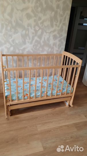 Детская кроватка с маятником