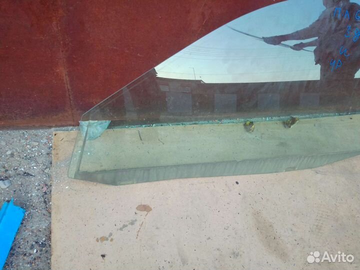 Левое стекло golf 4 3D купе зд