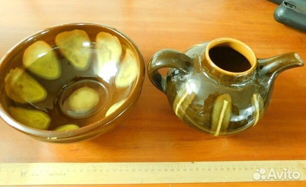 Керамические чайник и глубокое блюдо