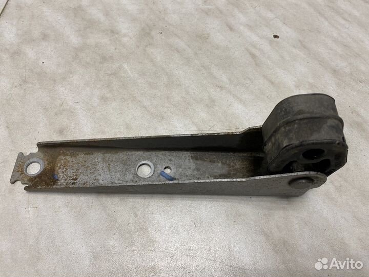 Кронштейн глушителя Skoda Fabia 2