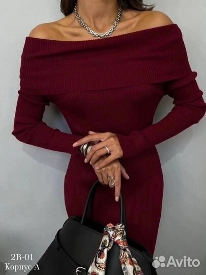 Платье с открытыми плечами