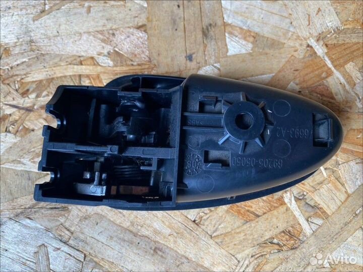 Ручка двери внутренняя правая Toyota Avensis