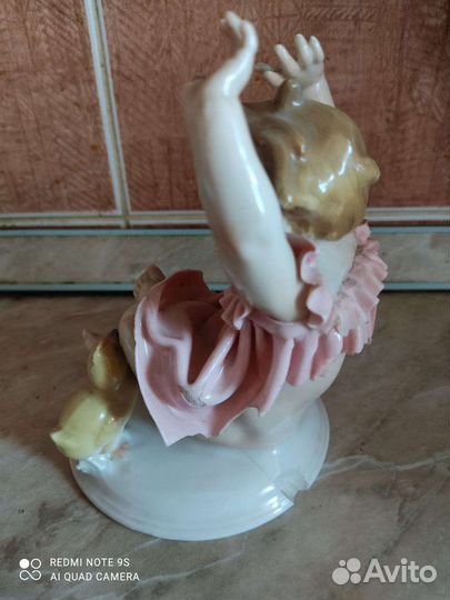 Статуэтка девочка с цыпленком. Фарфор. Германия