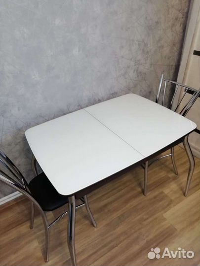 Кухонный стол и стулья