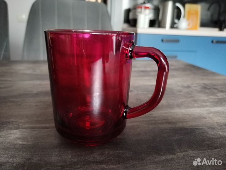 Стеклянная кружка и кофейная чашка с ложечкой