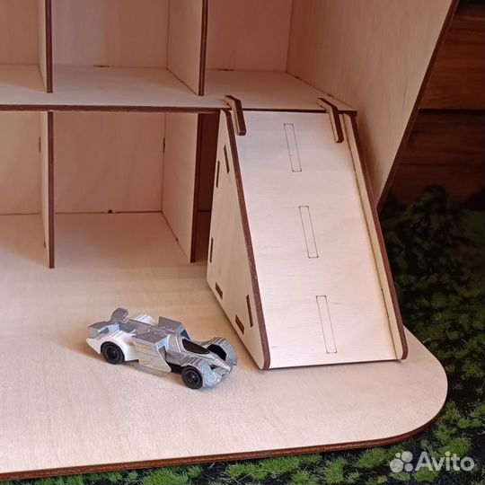 Гараж. Парковка для машинок