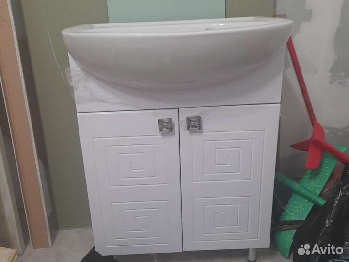 Комплект мебели с раковиной для ванной