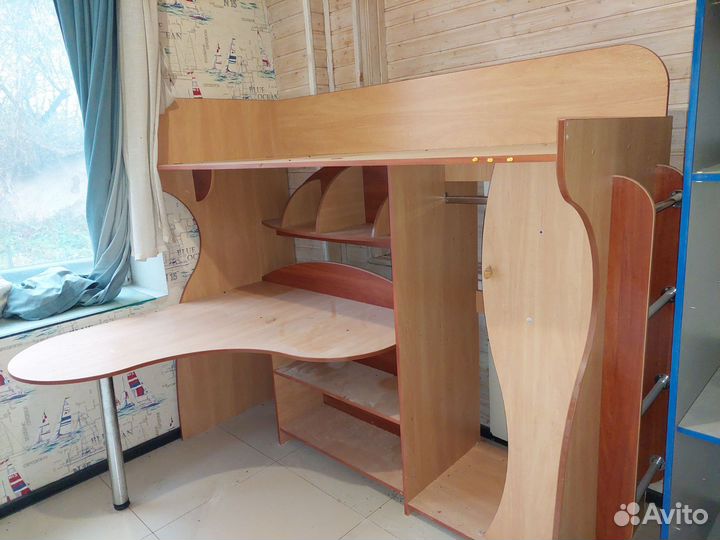 Кровать со столом