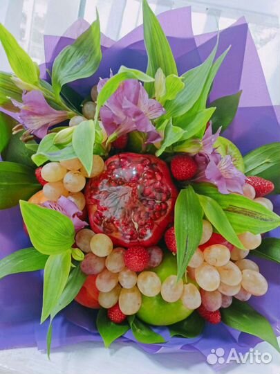 Цветы и фрукты в букетах