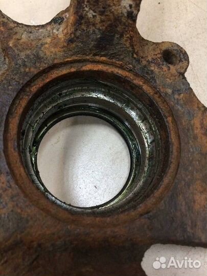 Кулак передний правый Dodge Neon