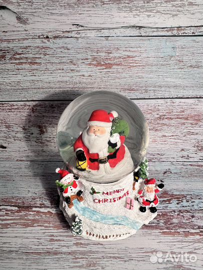 Стеклянный шар со снегом
