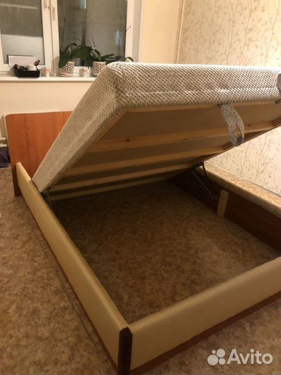 Кровать двухспальная с подьемным механизмом