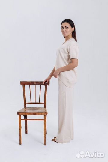 Вязаный трикотажный костюм с брюками и футболкой